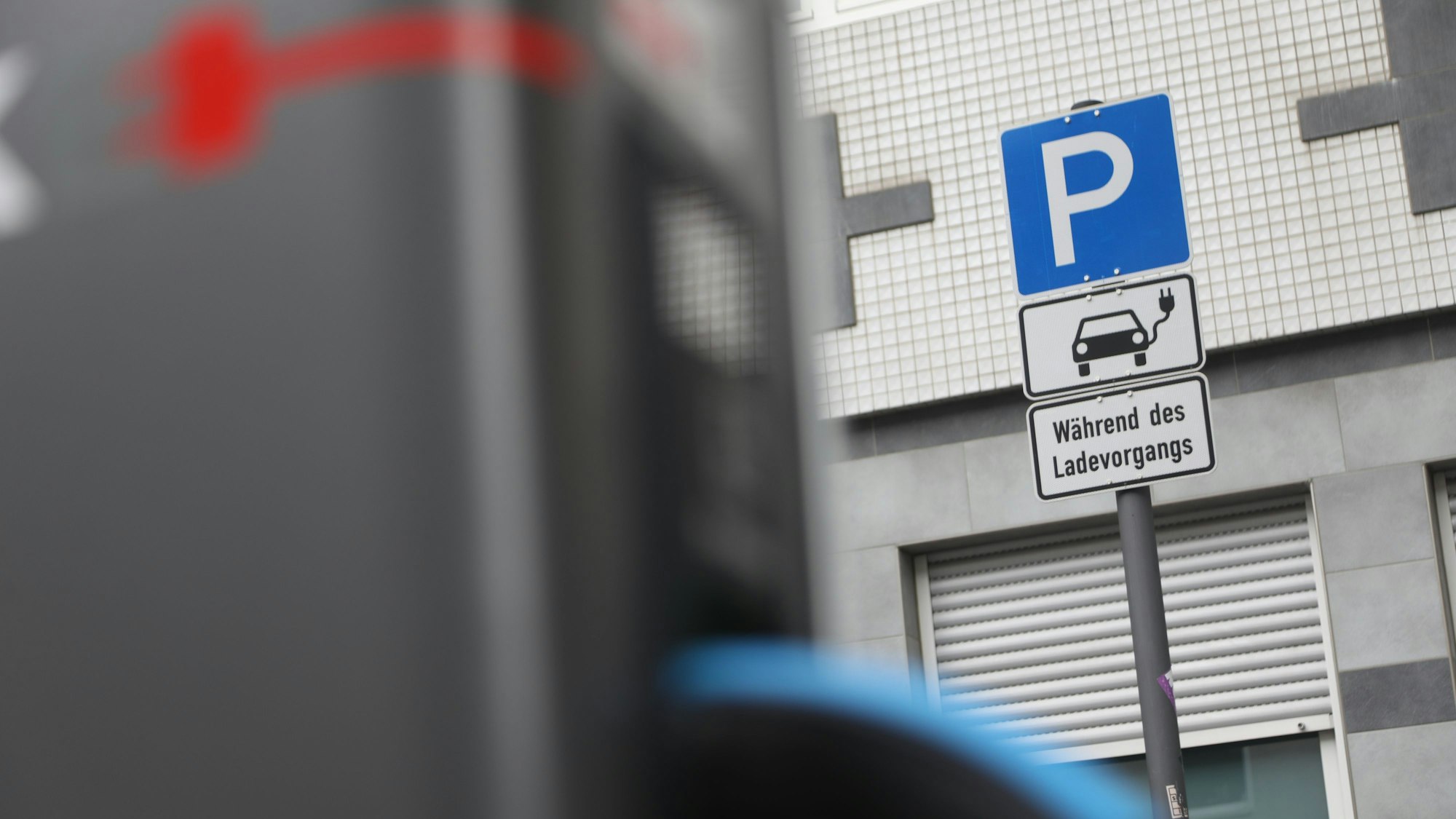 Köln: Zwei E-Autos stehen an der Merheimer Straße, um die Batterie an einer Ladestation aufzuladen.