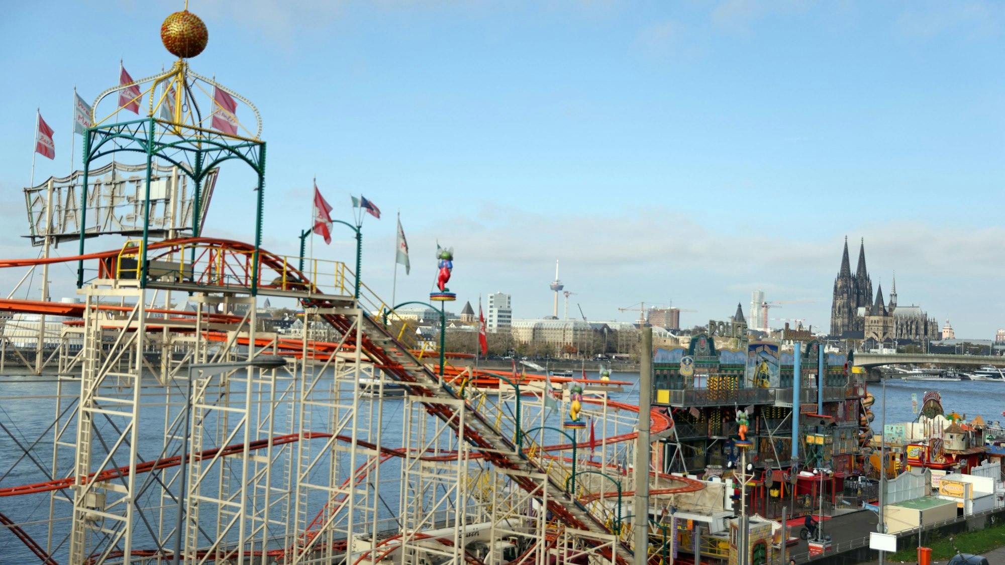 Die Achterbahn Wilde Maus auf der Deutzer Werft. Die Osterkirmes 2025 droht auszufallen.