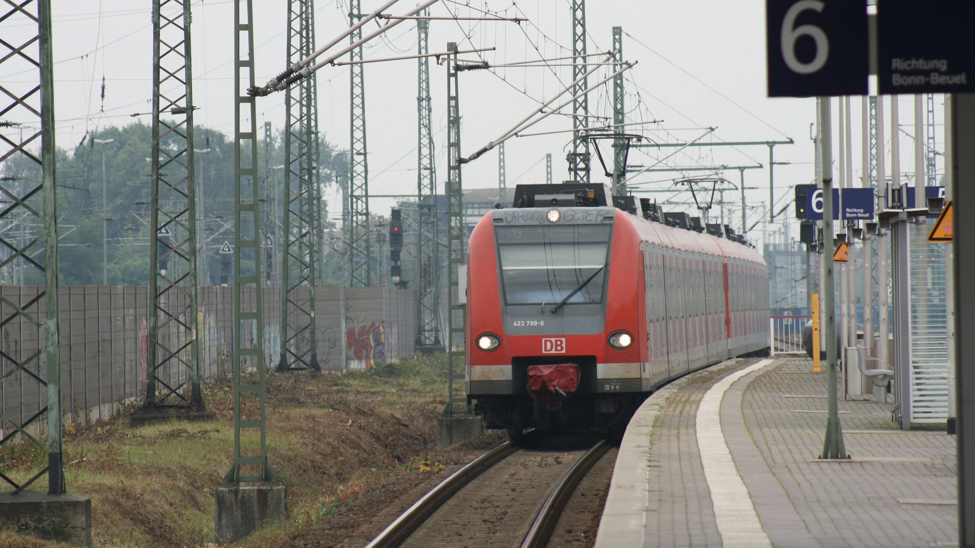 Eine S-Bahn fährt an einem Bahnsteig ein.