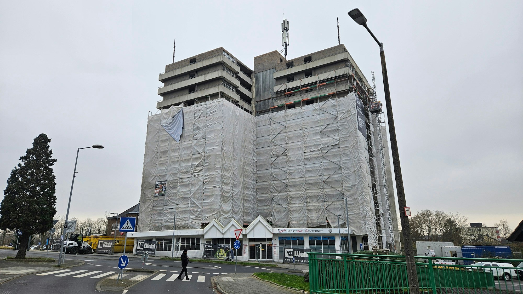 Zu sehen ist ein eingerüstetes Hochhaus.
